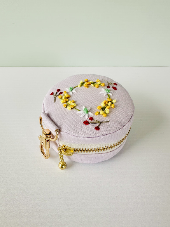 169⌘  macaron♪（ミモザ刺繍・ペールパープル）マカロンポーチ ミニポーチ イヤホンケース 1枚目の画像