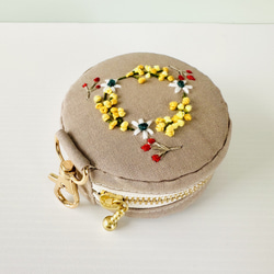 171⌘  macaron♪（ミモザ刺繍・カフェモカ）マカロンポーチ ミニポーチ イヤホンケース 1枚目の画像