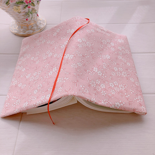 ヒナまつり ブックカバー付き 美品 文庫本用】ピンク 可愛い花柄 ブックカバー ブックカバー