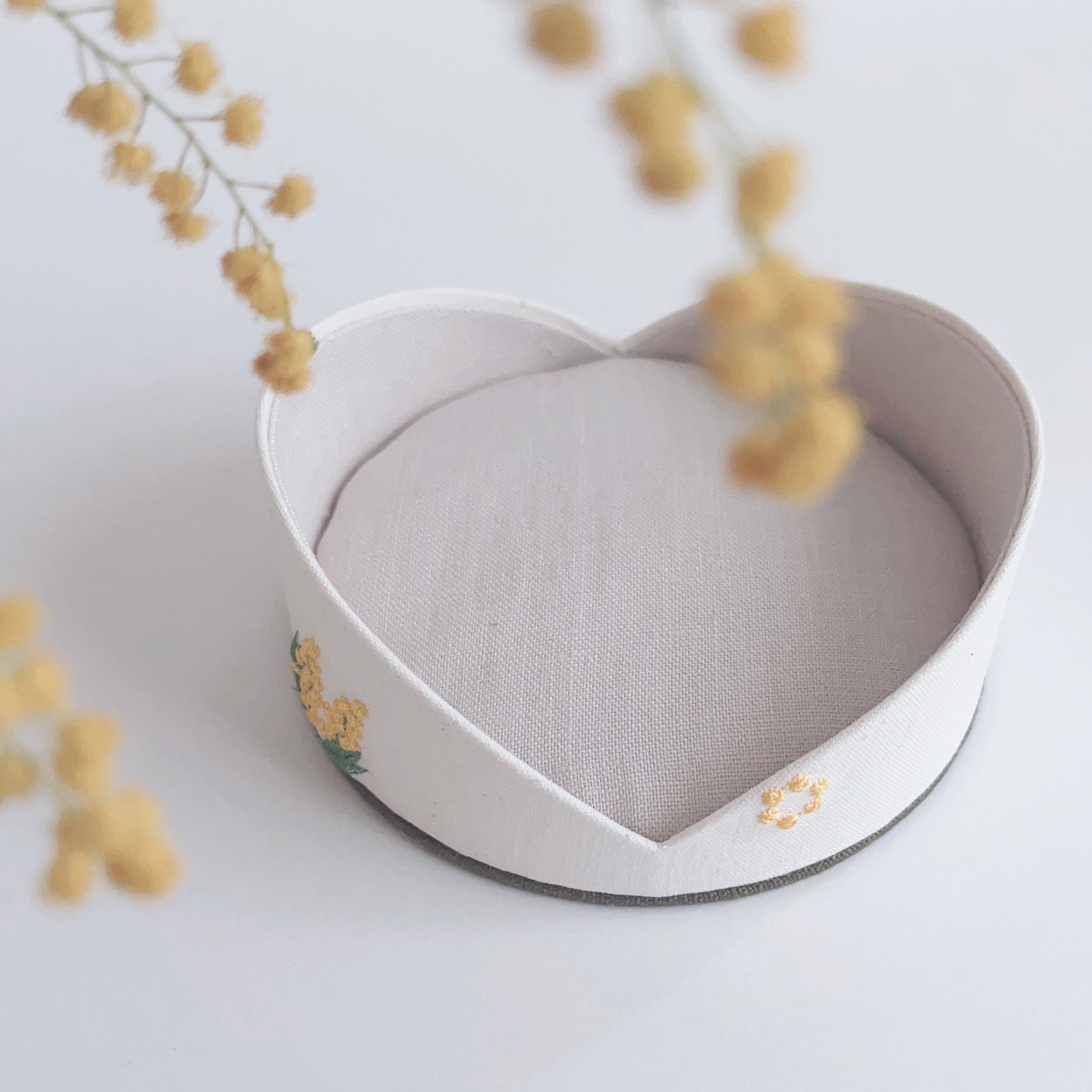 完成品】ミモザ刺繍のプチハートのトレイ フリーボックス・小物入れ 