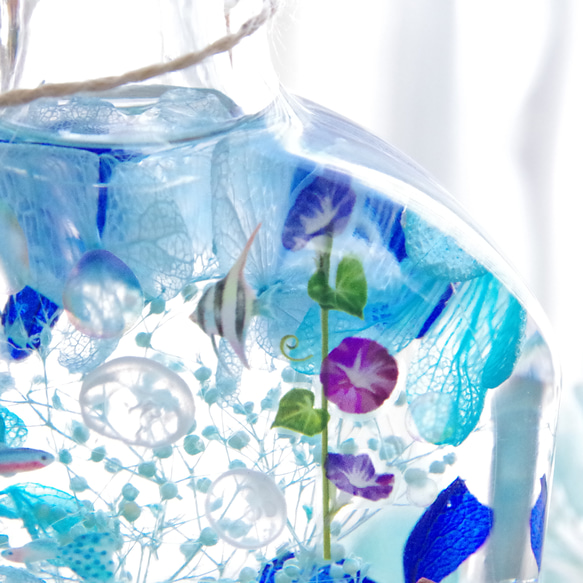 【新作！作りたて 再販】blue drop　泡沫の花と青の夢　海の見た夢を描いたブルーボトル。重なり合う青のゆらめき。 10枚目の画像
