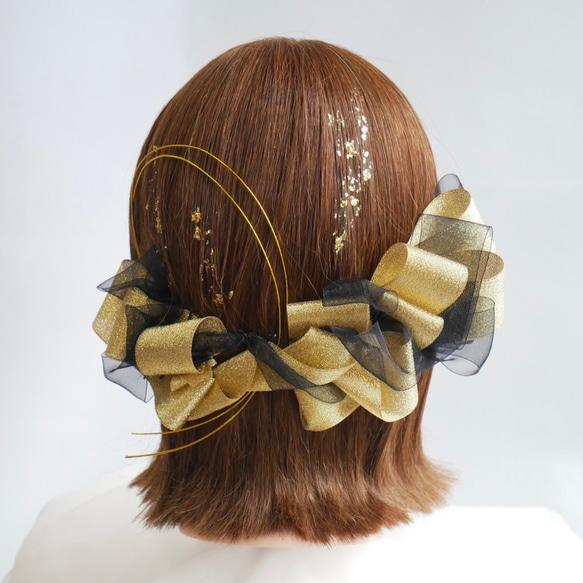 Z4 ゴールドリボン×ブラックオーガンジーリボンの髪飾り　ゴールド　髪飾り　黒　卒業式　袴　成人式　振袖　結婚式 1枚目の画像