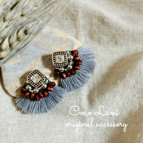 ブラックウッドビーズ×くすみフリンジのビーズ刺繍ピアス