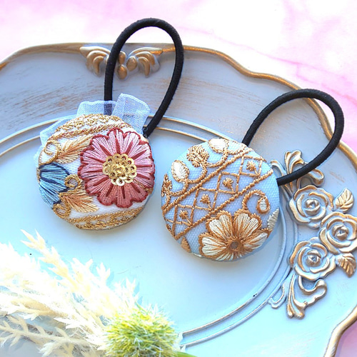 ブルーとピンクの花模様のインド刺繍 くるみボタン ヘアゴム の セット 