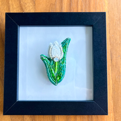 チューリップのビーズ刺繍ブローチ(ホワイト) ブローチ