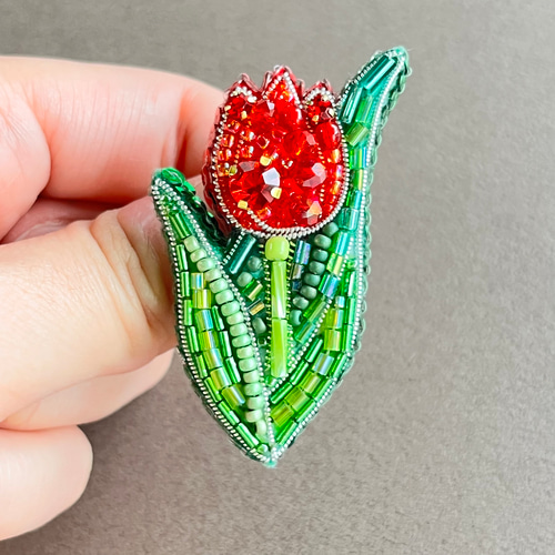 チューリップのビーズ刺繍ブローチ(レッド) コサージュ 春