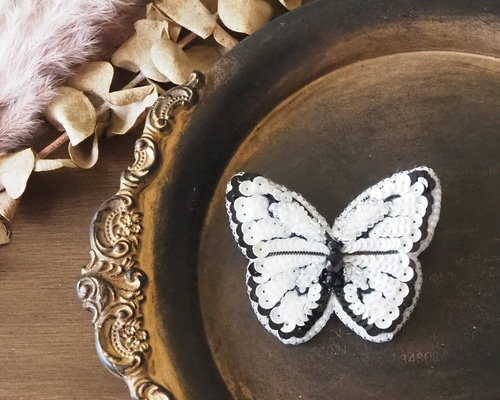 蝶ブローチ。・*オーロラホワイト【ビーズ刺繍】 ブローチ snow garden