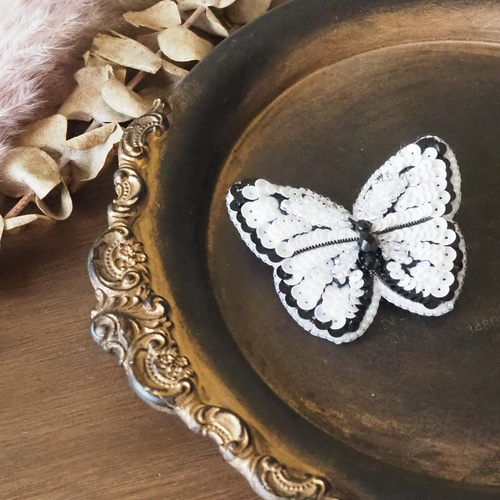 蝶ブローチ。・*オーロラホワイト【ビーズ刺繍】 ブローチ snow garden