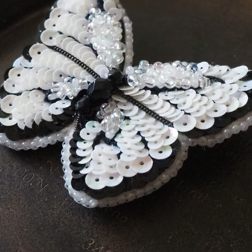 蝶ブローチ。・*オーロラホワイト【ビーズ刺繍】 ブローチ snow