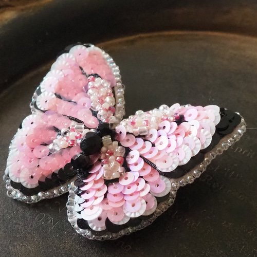 蝶ブローチ。・*ピンク【ビーズ刺繍】 ブローチ snow garden 通販 
