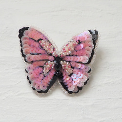 蝶ブローチ。・*ピンク【ビーズ刺繍】 1枚目の画像