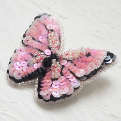 蝶ブローチ。・*ピンク【ビーズ刺繍】 3枚目の画像