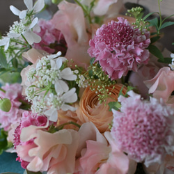 【予約販売】 【母の日のプレゼントにおまかせ季節のお花のブーケM】 2枚目の画像