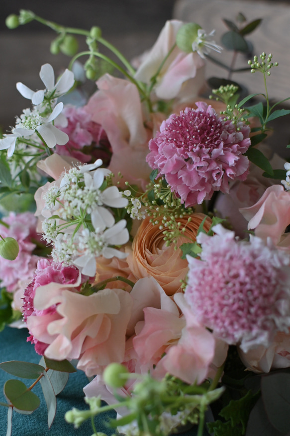 【予約販売】 【母の日のプレゼントにおまかせ季節のお花のブーケM】 2枚目の画像
