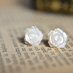 ホワイトシェル（白蝶貝）・薔薇　14KGFスタッズピアス〜ホワイトローズ 2枚目の画像