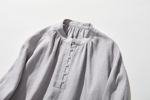 由 Belky 亞麻製成的自然紋理亞麻長袍，淺灰色 240311-2 第2張的照片