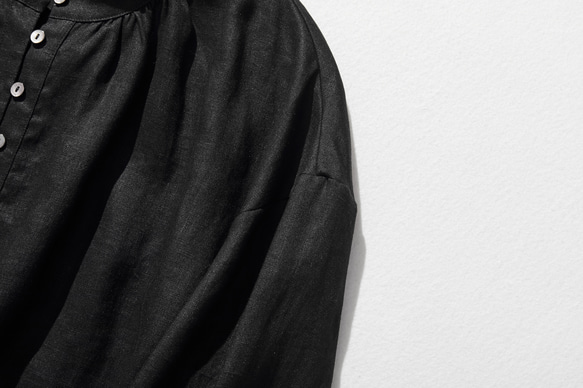 由 Belky 亞麻製成的天然紋理亞麻長袍，黑色 240311-6 第3張的照片