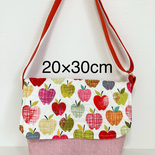 感謝価格！デコレクションズ使用リンゴ柄キルティングショルダーバッグ  