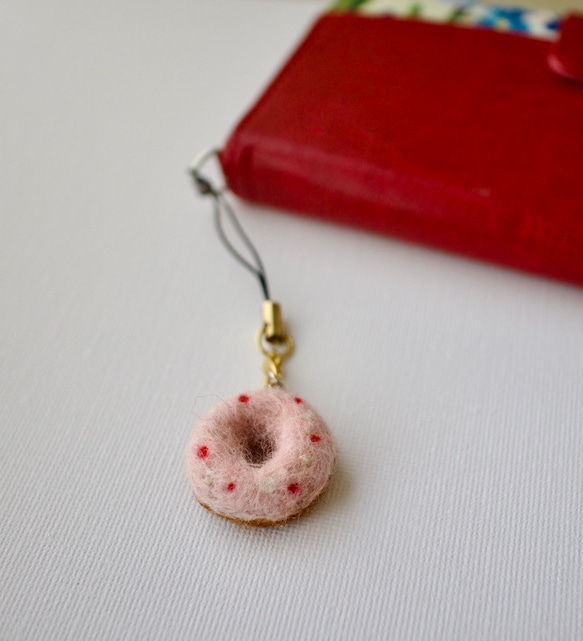 羊毛フェルト　携帯ストラップ　かわいいピンク色のドーナッツ 1枚目の画像