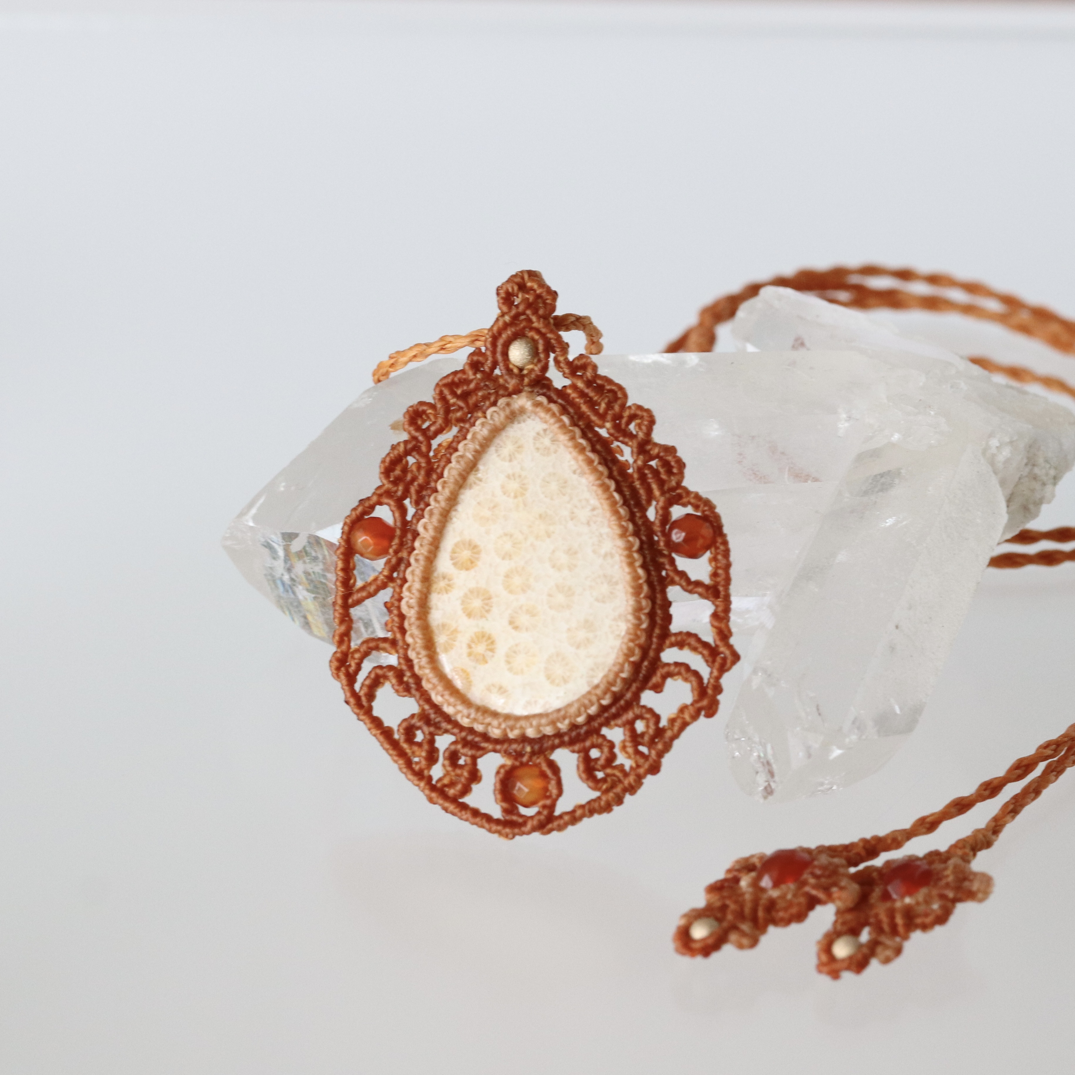 フォッシルコーラルとカーネリアンの首飾り【マクラメ】