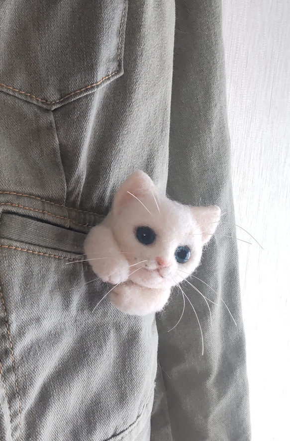 羊毛フェルト猫 白猫ブローチ 送料無料chikuri5 白猫羊毛フェルトブローチ ブローチ chikuri5