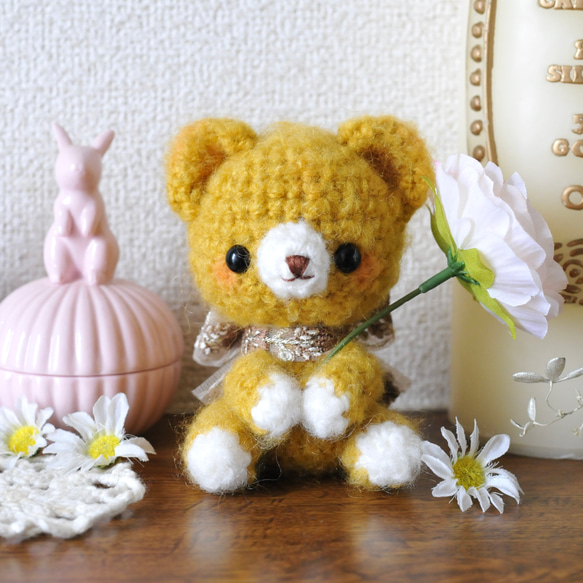 送料無料！ ハンドメイド あみぐるみ「お花摘みの白くまさん