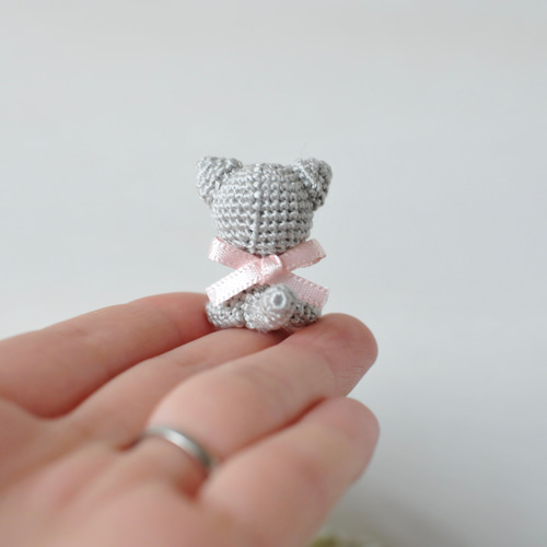 刺繍糸で編んだ小さな猫ちゃんとお花のバスケット あみぐるみ