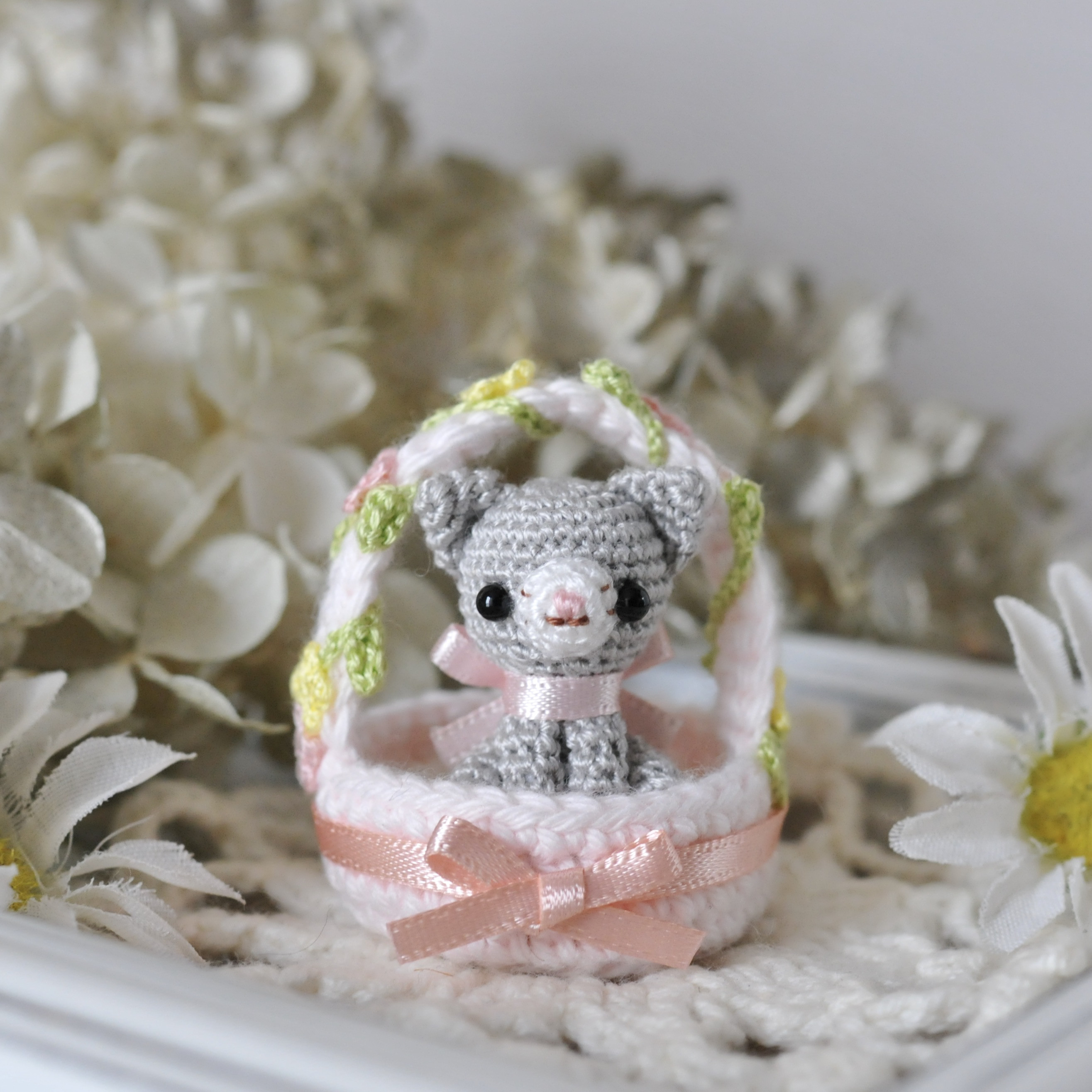 ハンドメイド　刺繍ブローチ　花かごと3匹の猫ちゃん