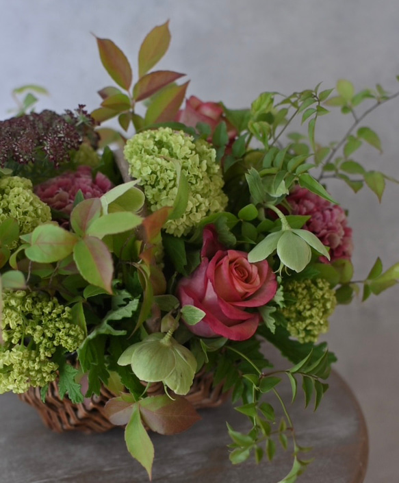 【予約販売】【母の日のプレゼントにおまかせ季節のお花のアレンジメントS】 2枚目の画像