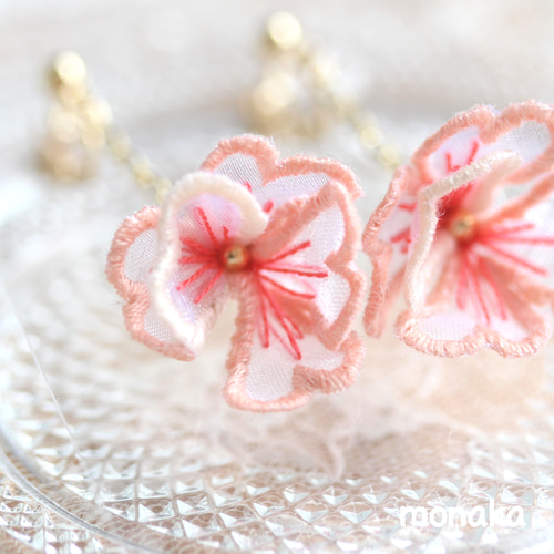 桜のオーガンジー刺繍イヤリング イヤリング・ノンホールピアス monaka