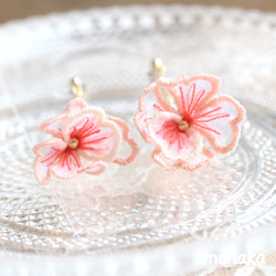 桜のオーガンジー刺繍ピアス 4枚目の画像