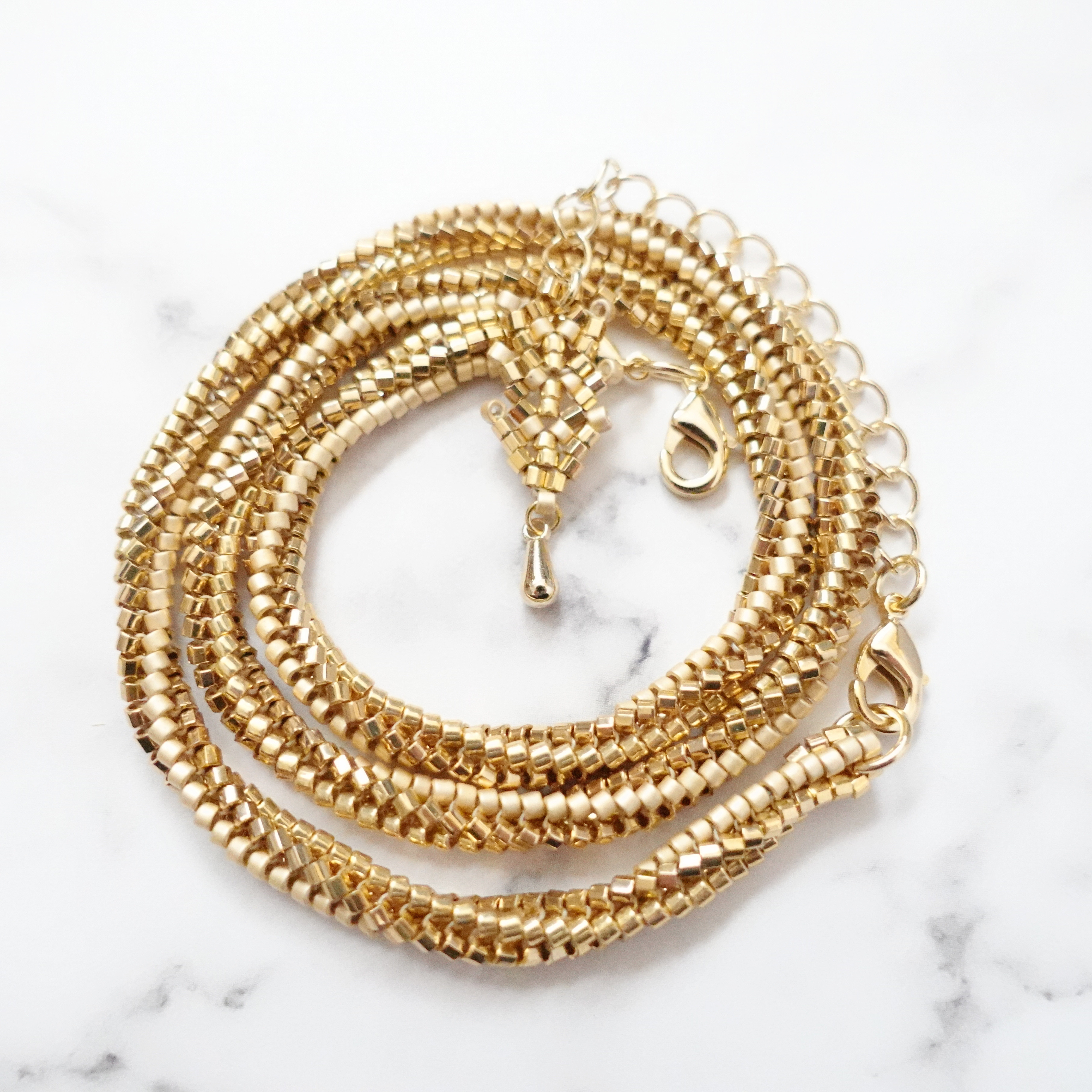 3色ゴールド緩やかツイストヘリンボーンステッチ/ビーズネックレス