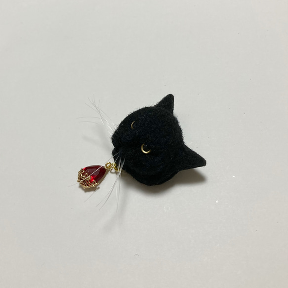 羊毛フェルト 猫ミニブローチ 黒猫 2枚目の画像