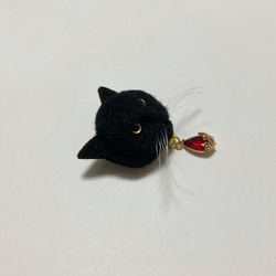 羊毛フェルト 猫ミニブローチ 黒猫 3枚目の画像