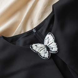 蝶ブローチ。・*ホワイト&シルバー【ビーズ刺繍】 9枚目の画像