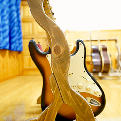 【24時間以内に発送】手作り木工　木製ギタースタンド （保護剤仕上げ） 転倒防止本革ベルト付き 4枚目の画像