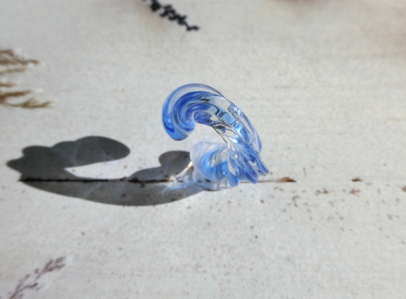 煌めく流水のガラスイヤーカフ 6枚目の画像
