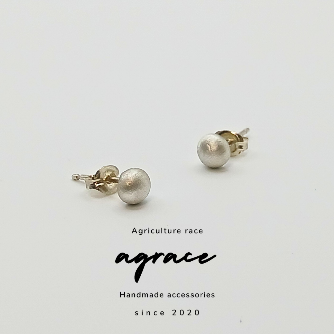 石ころ 一粒 小さな マットシルバーピアス　silver950