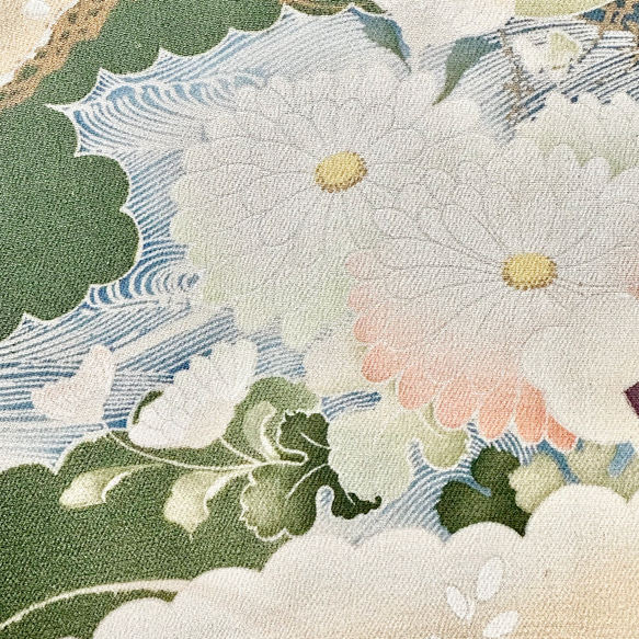 着物のファブリックパネル　アンティーク　鶯色に咲く花々（2枚セット）着物リメイク　インテリア　古民家　壁飾り　日本 6枚目の画像