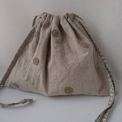 丸いモチーフを散りばめたフラット巾着バッグ・ハーフリネン・ベージュ 11枚目の画像
