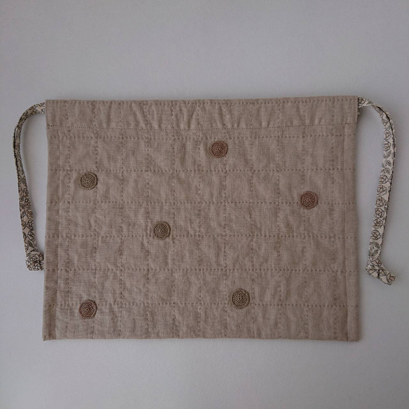 丸いモチーフを散りばめたフラット巾着バッグ・ハーフリネン・ベージュ 3枚目の画像