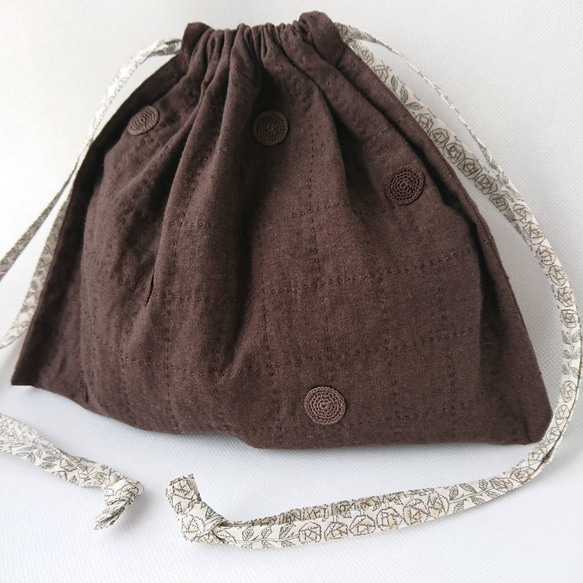 丸いモチーフを散りばめたフラット巾着バッグ・ハーフリネン・茶 12枚目の画像
