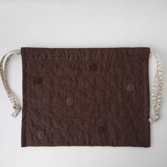 丸いモチーフを散りばめたフラット巾着バッグ・ハーフリネン・茶 3枚目の画像