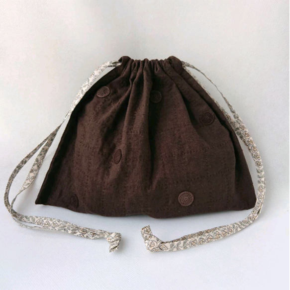丸いモチーフを散りばめたフラット巾着バッグ・ハーフリネン・茶 1枚目の画像