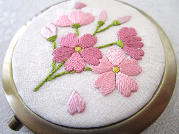 日本刺繍✳桜草✳絹のコンパクトミラー　金古美◆オフホワイト◆刺繍 手刺繍 伝統工芸 ギフト 母の日 3枚目の画像