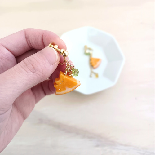 オレンジネコのイヤリング/ピアス .猫ねこ イヤリング