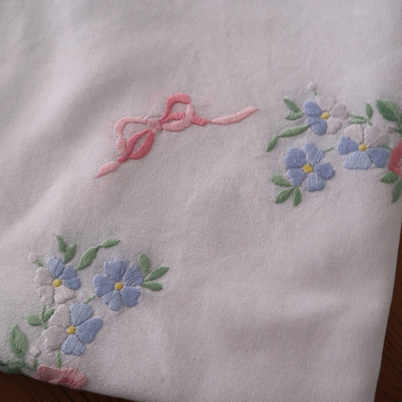 ドイツの手仕事/可愛いパステルカラーのピンクと水色のお花の手刺繍 コットン生地テーブルクロス(ヴィンテージ) 19枚目の画像