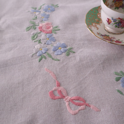ドイツの手仕事/可愛いパステルカラーのピンクと水色のお花の手刺繍 コットン生地テーブルクロス(ヴィンテージ) 15枚目の画像