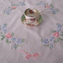 ドイツの手仕事/可愛いパステルカラーのピンクと水色のお花の手刺繍 コットン生地テーブルクロス(ヴィンテージ) 9枚目の画像