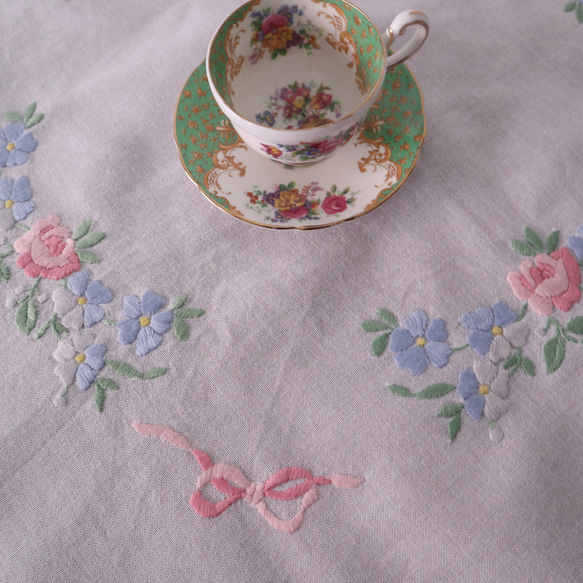 ドイツの手仕事/可愛いパステルカラーのピンクと水色のお花の手刺繍 コットン生地テーブルクロス(ヴィンテージ) 14枚目の画像